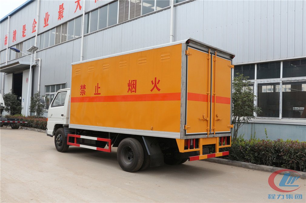 bg大游集团江铃JMC爆破器材运输车侧面图